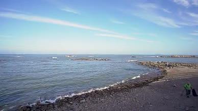 大海沙滩海水海风蓝天白云视频的预览图
